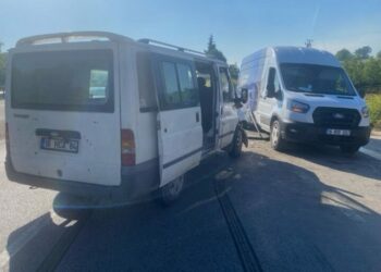 Minibüsler çarpıştı: 4 yaralı