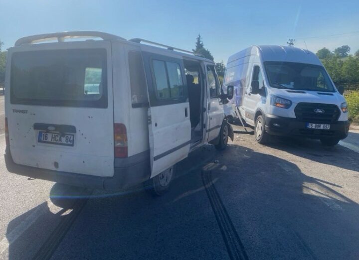 Minibüsler çarpıştı: 4 yaralı