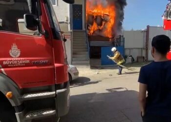 Pendik’te 2 katlı binada çıkan yangın söndürüldü; 1 kişi dumandan etkilendi