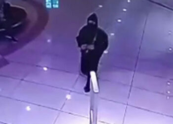 Güngören'de müşteri gibi girdiği mağazada alışveriş yapan kadının çantasını çaldı