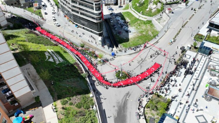 Şırnak’ta 107 metrelik bayrakla 19 Mayıs yürüyüşü