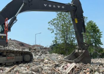 Avcılar’da bina enkazında çalışma yapan kepçe doğal gaz hattına zarar verdi