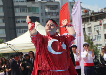 Adana’da 19 Mayıs coşkusu; Down sendromlu gençten Türk bayraklı gösteri