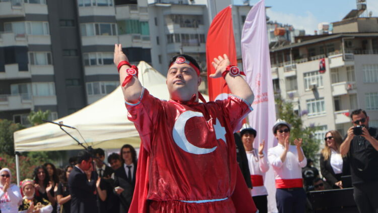 Adana’da 19 Mayıs coşkusu; Down sendromlu gençten Türk bayraklı gösteri