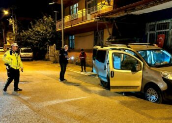 Hafif ticari araç, seyyar el arabasına çarptı; 3 yaşındaki çocuk yaralandı