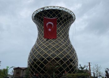 Dev çay bardağında dağcılardan Tür bayraklı 19 Mayıs gösterisi