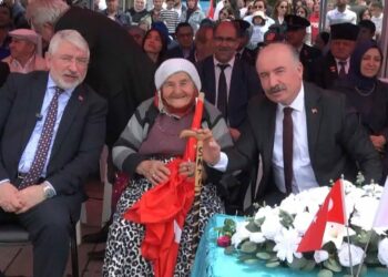 Çorum'da 90 yaşındaki kadın, marşlarla bayramı kutladı