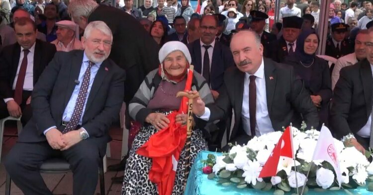 Çorum'da 90 yaşındaki kadın, marşlarla bayramı kutladı