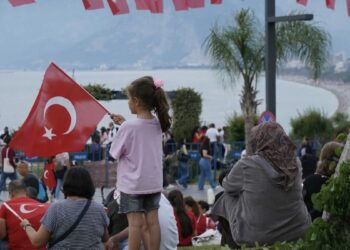 Antalya'da 19 Mayıs 'fener alayı'nda binlerce kişilik coşku