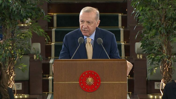 Cumhurbaşkanı Erdoğan: Gençlerimizle kol kola, omuz omuza yürümeyi sürdüreceğiz