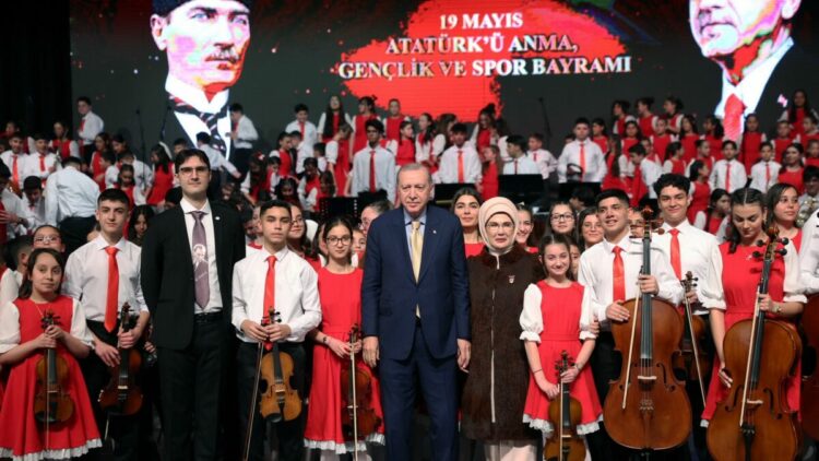 Cumhurbaşkanı Erdoğan ve eşi Emine Erdoğan, Cumhurbaşkanlığı Çocuk Orkestrası ve Korosu konserine katıldı