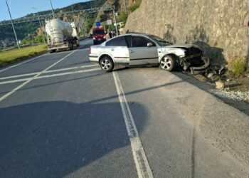 Alkollü otomobil, sürücüsü duran otomobile çarptı: 5 yaralı