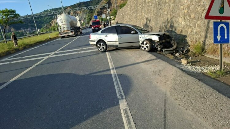 Alkollü otomobil, sürücüsü duran otomobile çarptı: 5 yaralı