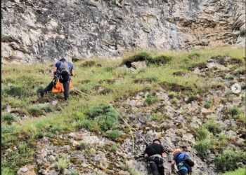 Kayalıklarda mahsur kalan gençleri AFAD kurtardı