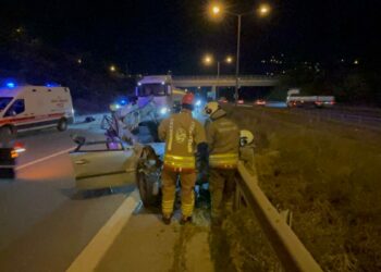 Otomobil, TIR'a çarptı: 1 ölü, 1 yaralı