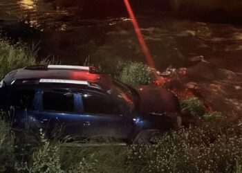 Bursa'da otomobil dereye savruldu, sürücü aracı bırakıp gitti