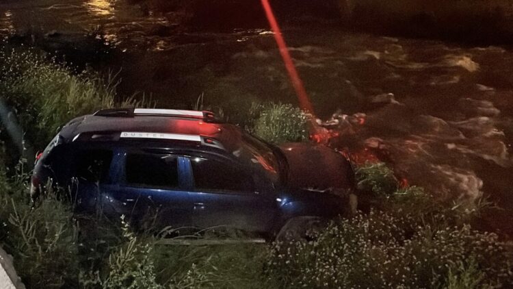 Bursa'da otomobil dereye savruldu, sürücü aracı bırakıp gitti