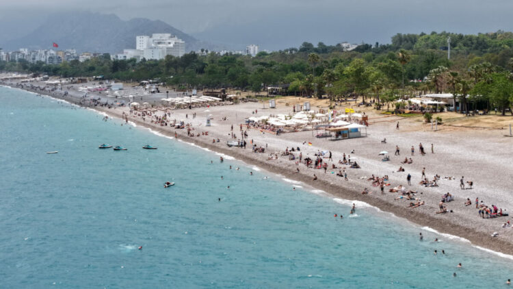 Antalya'da turizm sezonu açıldı; plajda 1 günün maliyeti 1500 TL
