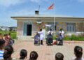 Meslek lisesi öğrencileri kırsalda çocukları bayrama hazırlıyor