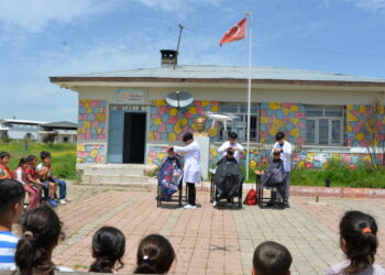 Meslek lisesi öğrencileri kırsalda çocukları bayrama hazırlıyor