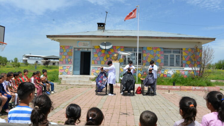 Meslek lisesi öğrencileri kırsalda çocukları bayrama hazırlıyor