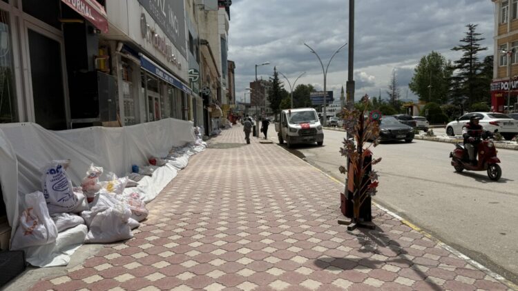 Almus Barajı’nda taşkın alarmı: Turhal’da esnaf kepenk kapattı