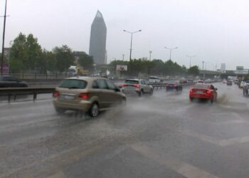Kadıköy’de yağmur etkili oluyor; yollar göle döndü