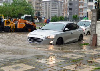Adana’da sağanak nedeniyle yollar göle döndü