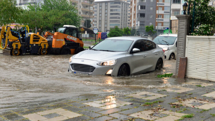 Adana’da sağanak nedeniyle yollar göle döndü