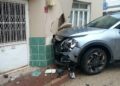 Otomobille çarpışan cip evin duvarına vurdu, kalorifer peteği yerinden söküldü