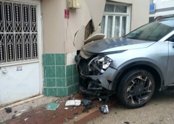Otomobille çarpışan cip evin duvarına vurdu, kalorifer peteği yerinden söküldü