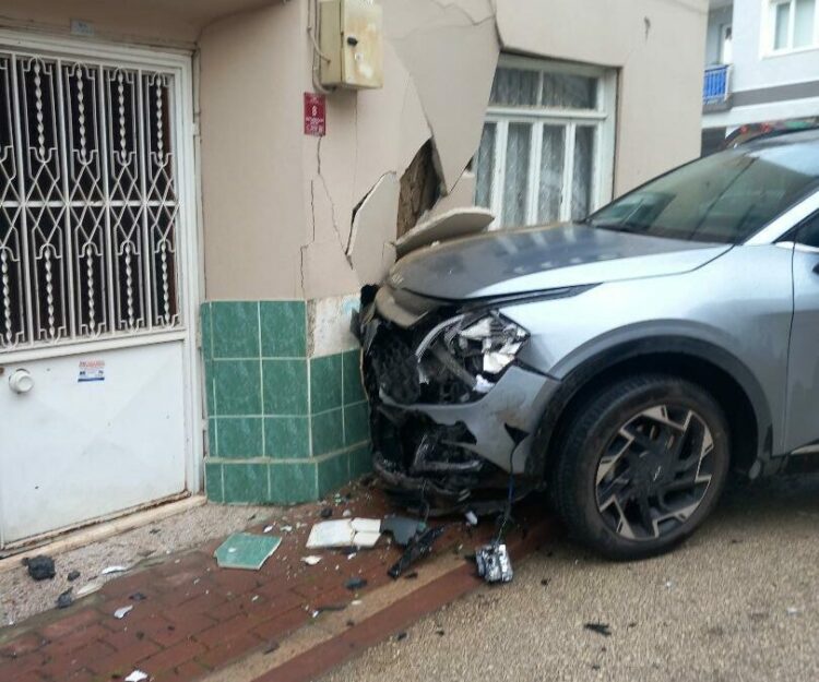 Otomobille çarpışan cip evin duvarına vurdu, kalorifer peteği yerinden söküldü