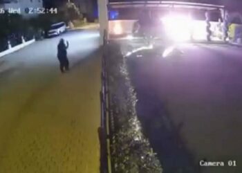 Park halindeki otomobil kundaklandı, o anlar kamerada