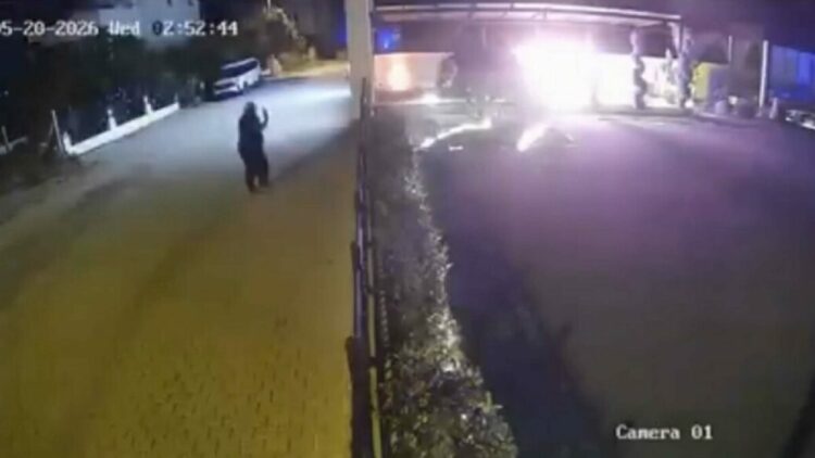 Park halindeki otomobil kundaklandı, o anlar kamerada