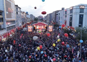 Sultanbeyli'de kanseri yenen Zeyd için gökyüzüne balon bırakıldı