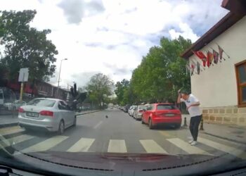 Yaya geçidinde 2 kişiye otomobilin çarptığı kaza kamerada
