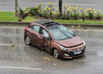 Refüjdeki ağaca çarpan otomobil, karşı şeride geçti: 1 yaralı