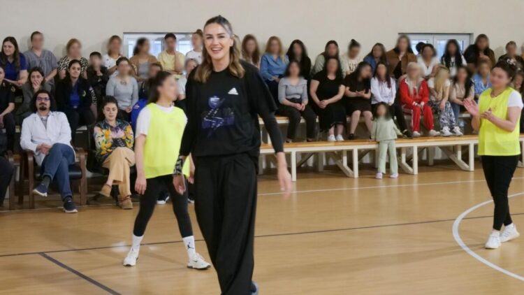 Meryem Boz, kadın hükümlü ve tutuklularla bir araya geldi