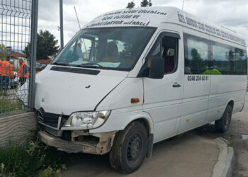 Burdur'da 3 aracın karıştığı kaza; 2'si çocuk 6 yaralı