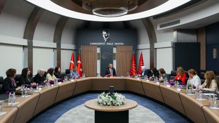 Özgür Özel, bazı siyasi partilerin kadın yöneticileriyle görüştü