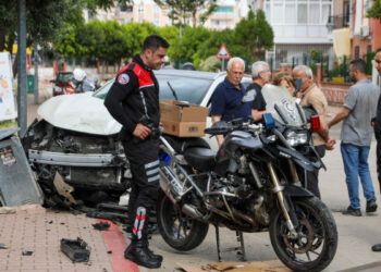Polis motosikletiyle otomobil çarpıştı: 3 yaralı