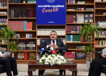 Bakan Tekin, 'Maarifin Kalbinde Gençlik' programında öğrencilerle buluştu