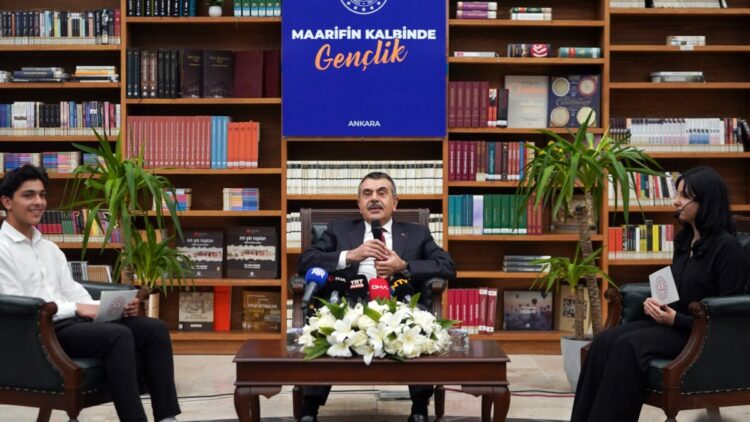 Bakan Tekin, 'Maarifin Kalbinde Gençlik' programında öğrencilerle buluştu