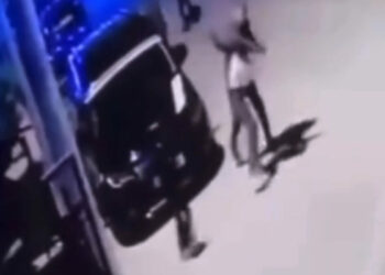 Oğlunun kavga ettiği çocuğu öldüresiye dövdü, o anlar kamerada