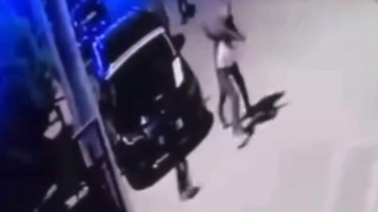 Oğlunun kavga ettiği çocuğu öldüresiye dövdü, o anlar kamerada