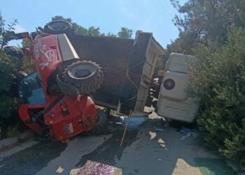 Bodrum'da iş makinesi taşıyan kamyon devrildi: 3 yaralı