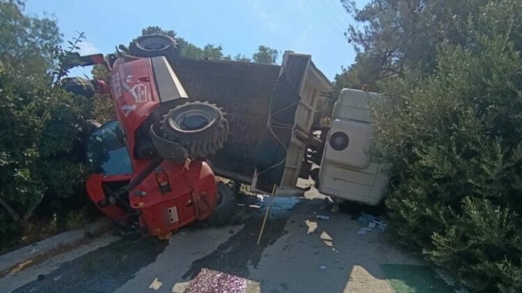 Bodrum'da iş makinesi taşıyan kamyon devrildi: 3 yaralı
