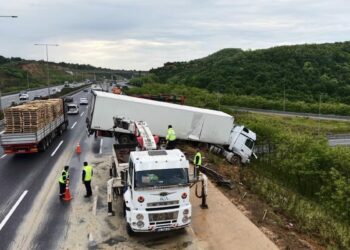 Beykoz'da 3 aracın karıştığı zincirleme kazada bariyerleri aşan TIR, yolun dışına çıktı