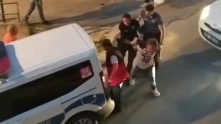 Kuşadası'nda araçlara zarar veren alkollü kişi gözaltına alındı