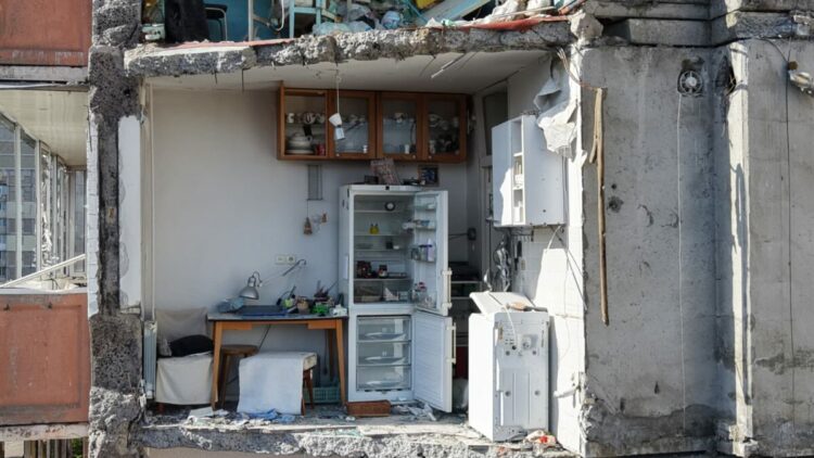 Kiev’de 24 kişinin hayatını kaybettiği binanın enkazı görüntülendi